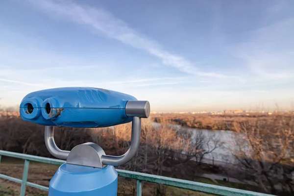 Descripción general binoculares de enfoque largo instalados en el parque turístico son —  Fotos de Stock