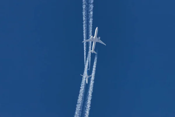 Dos aviones volando en campos opuestos se encuentran en el cielo —  Fotos de Stock