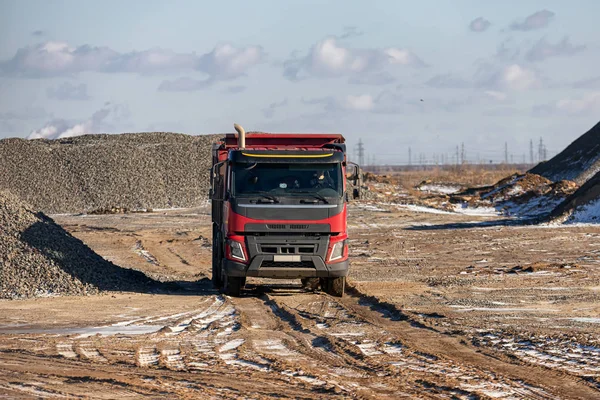 Grote dump truck rijdt op het grondgebied van de toekomstige constructi — Stockfoto