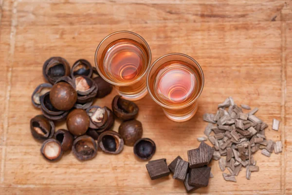 Dos chupitos de whisky casero en una tabla de madera —  Fotos de Stock