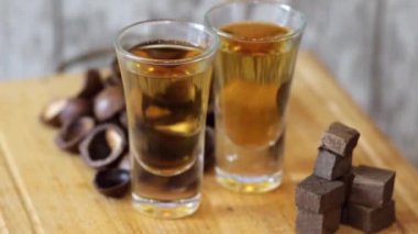 Hazırlıkları için ev yapımı viski ve malzemelerle yapılan iki shot ahşap tezgahta döner.