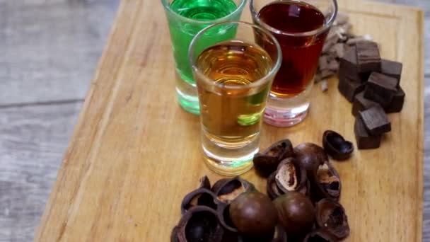 Trzy Shoty Różnymi Kolorami Napojów Alkoholowych Składników Ich Przygotowania Obracają — Wideo stockowe