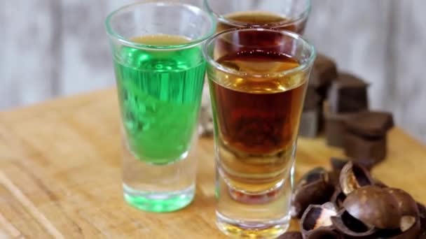 Três Tiros Com Cores Diferentes Bebidas Alcoólicas Ingredientes Para Sua — Vídeo de Stock