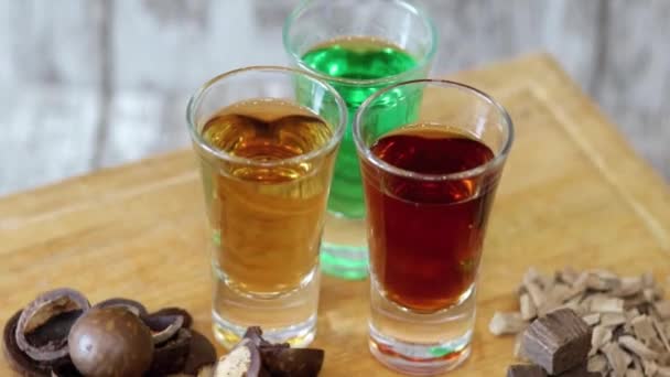 Три Выстрела Различными Цветами Алкогольных Напитков Ингредиентов Приготовления Вращаются Деревянной — стоковое видео