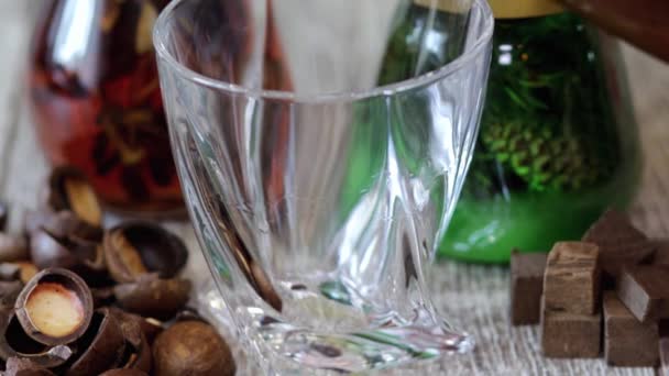 Hausgemachter Cognac Wird Ein Schönes Kristallglas Gegossen — Stockvideo