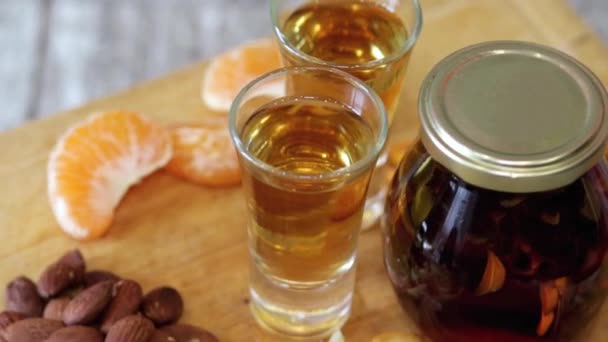 Twee Shots Met Zelfgemaakte Whisky Verschillende Hapjes Jam Van Kegels — Stockvideo