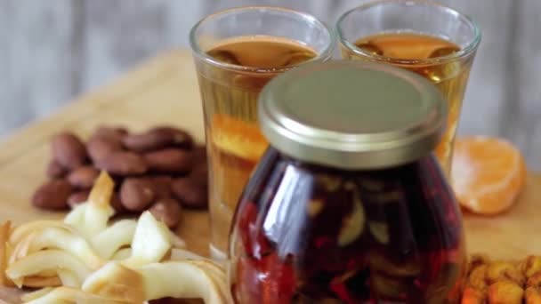 Dois Tiros Com Uísque Caseiro Aperitivos Diferentes Engarrafamento Cones Cranberries — Vídeo de Stock