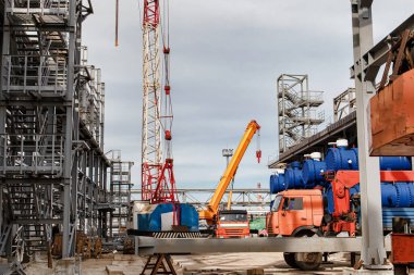 Turnalar ve kaldırma mekanizmaları yeni bir petrokimya fabrikasının şantiyesinde bulunmaktadır.