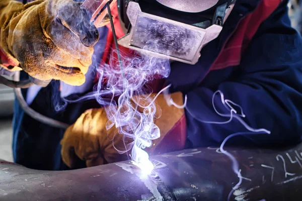 Laswerkzaamheden Aan Assemblage Van Onderdelen Van Stalen Buis Door Handmatig — Stockfoto