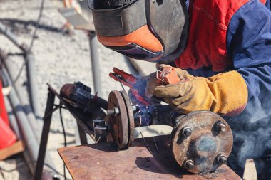 Çelik borunun bileşenlerinin birleştirilmesinde kaynak işi elle kaynakla kaplanmış elektrotlarla yapılır.