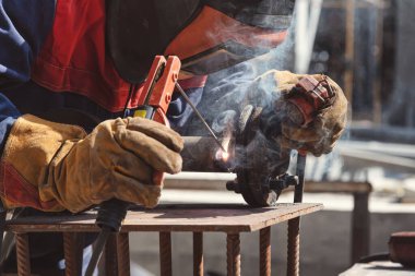 Çelik borunun bileşenlerinin birleştirilmesinde kaynak işi elle kaynakla kaplanmış elektrotlarla yapılır.