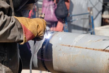 Çelik borunun bileşenlerinin birleştirilmesinde kaynak işi elle kaynakla kaplanmış elektrotlarla yapılır.