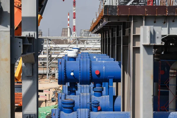 建設中の石油化学コンビナート設置時の新しい熱交換器のブロック — ストック写真