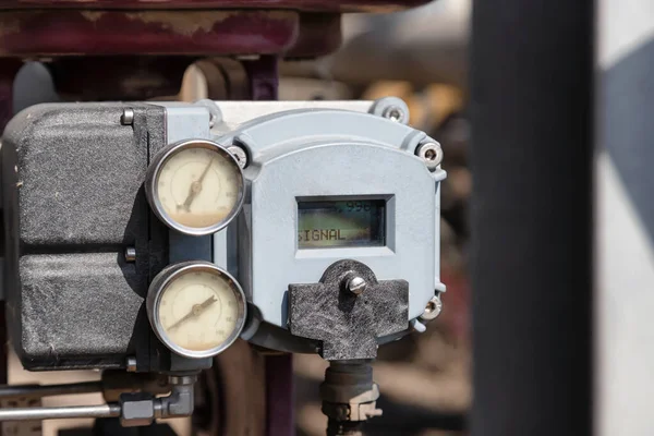 Válvula Segurança Com Medidores Pressão Display Eletrônico Instalado Pipeline Processo — Fotografia de Stock