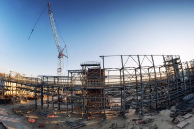 Yeni bir petrokimya fabrikasının inşaatı. Gün batımından önce yükseklikten görüntüle