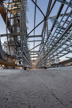 Beton tabanlı alüminyum profilden yapılmış yeni bir kablo üstgeçidi inşa ediliyor.
