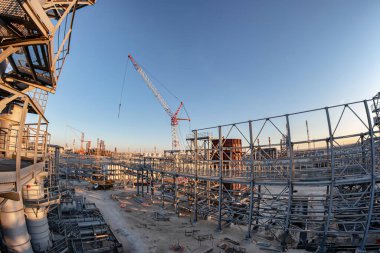 Yeni bir petrokimya fabrikasının inşaatı. Gün batımından önce yükseklikten görüntüle