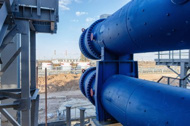 Petrokimya kompleksi inşaatındaki yeni ısı dönüştürücülerinin bloğu