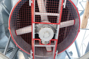 Yeni santralde ısı değiştiriciler için yeni bir havalandırma ünitesi kurulumu