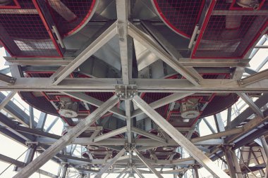 Yeni santralde ısı değiştiriciler için yeni bir havalandırma ünitesi kurulumu