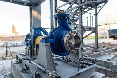 Yeni pompalama ekipmanları somut temellere kurulmasına karşın, boru hatlarına henüz bağlı değil