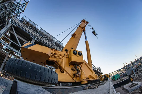 Una Grúa Grande Camión Amarillo Está Lista Para Trabajar Sitio —  Fotos de Stock