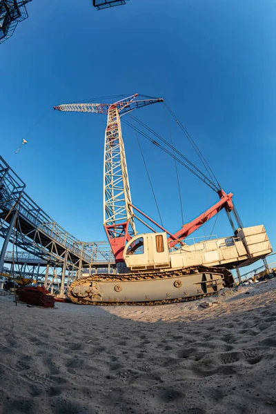 Självgående Krypkran Används För Att Bygga Ett Nytt Petrokemiskt Komplex — Stockfoto