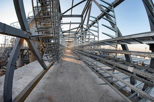 Beton Tabanlı Alüminyum Profilden Yapılmış Yeni Bir Kablo Üstgeçidi Inşa — Stok fotoğraf