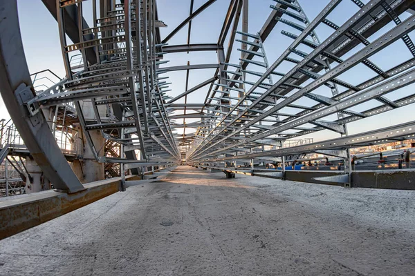 用铝型材混凝土基座建造新的电缆立交桥 — 图库照片