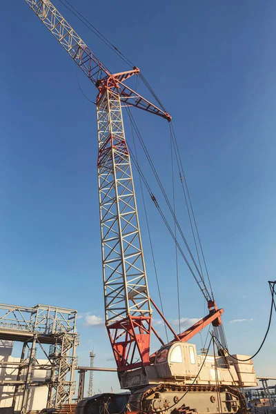 Ein Selbstfahrender Raupenkran Wird Für Den Bau Eines Neuen Petrochemischen — Stockfoto