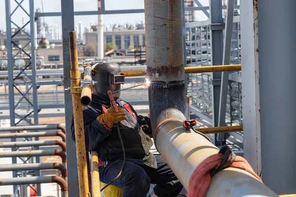 Svetsaren Utför Installationssvetsning Sömmen Rörledningen Med Hjälp Byggnadsställningar — Stockfoto