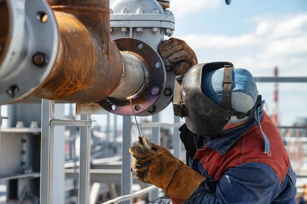 Trabalhos Soldagem Instalação Novo Oleoduto Instalação Refino Petróleo Com Uso — Fotografia de Stock