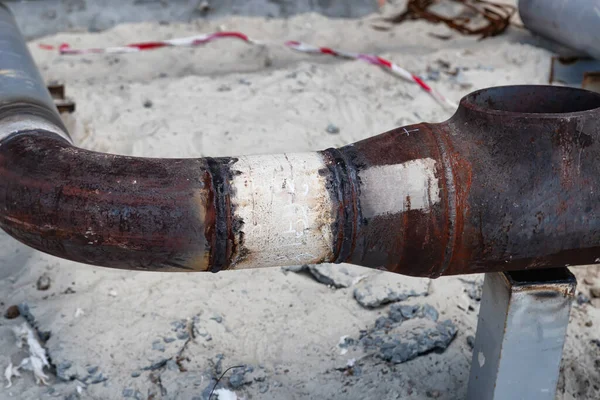 Kaynak dikişlerinin ısı tedavisinden sonra karbon çeliğinden yapılmış boru hattının düğümü