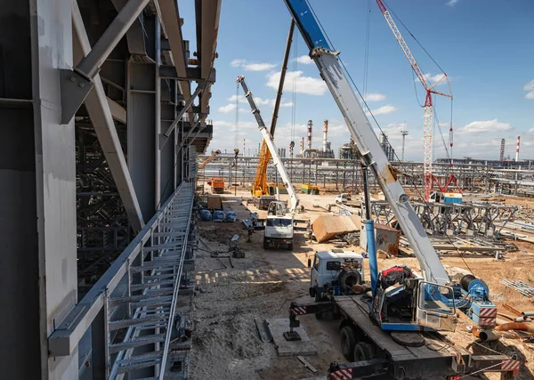 Kant Klare Vrachtwagenkraan Bouwplaats Van Een Olieraffinaderij — Stockfoto