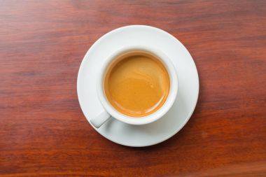 ahşap arka plan üzerinde sıcak kahve.