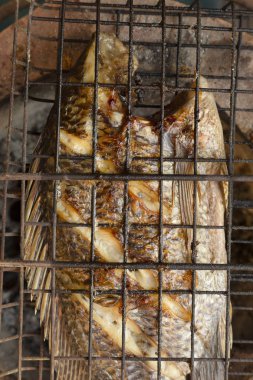 Kömür ızgara ızgara ızgara balık.