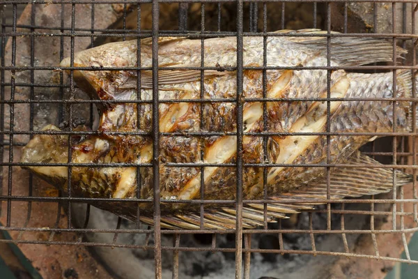 魚のグリル焼き炭格子. — ストック写真