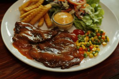 Çanak ızgara sığır eti biftek.