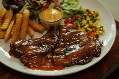 Çanak ızgara sığır eti biftek.
