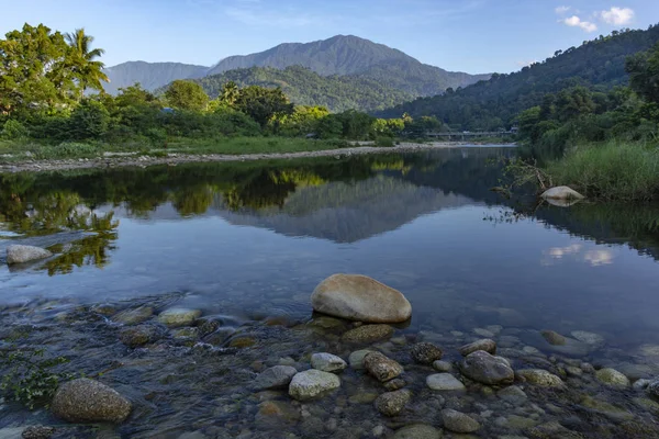 Akarsu, dağlar ve ırmaklar. Nakhon Si Thammarat eyaletinin, Tha
