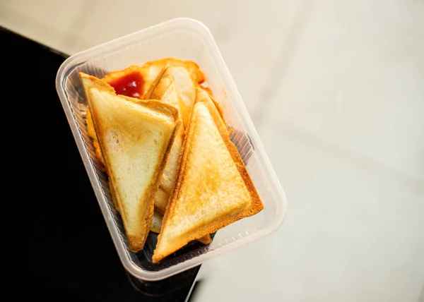 Fotos de pão torrado, em uma caixa de plástico — Fotografia de Stock