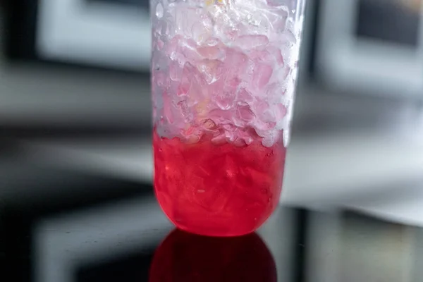 Copos de água doce refrigerante vermelho com cubos de gelo . — Fotografia de Stock