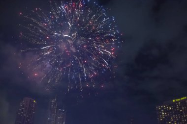 Chao Phra üzerinde renkli havai fişek ile yılbaşı günü kutlama