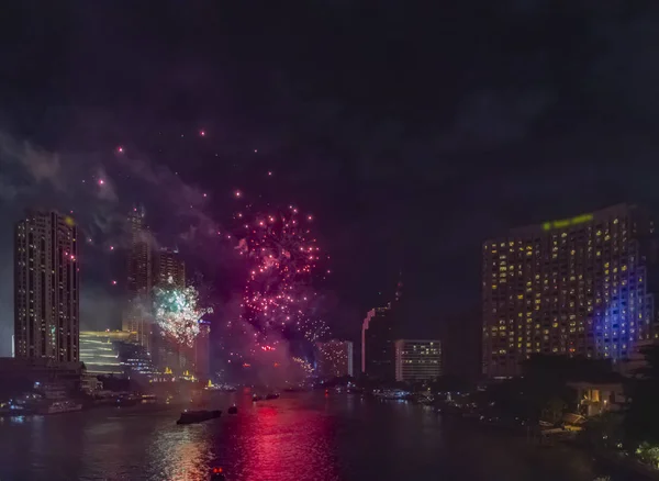 Celebración del día de Año Nuevo con fuegos artificiales de colores en Chao Phra —  Fotos de Stock