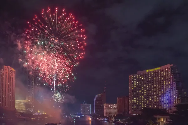 在赵菲拉上用五颜六色的焰火庆祝新年 — 图库照片