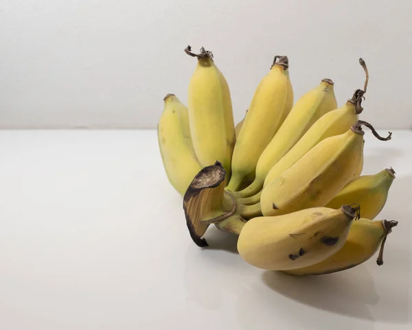 Banana cultivada isolada em branco . — Fotografia de Stock