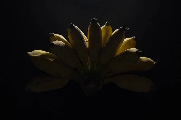 Banane cultivate izolate pe alb . — Fotografie, imagine de stoc