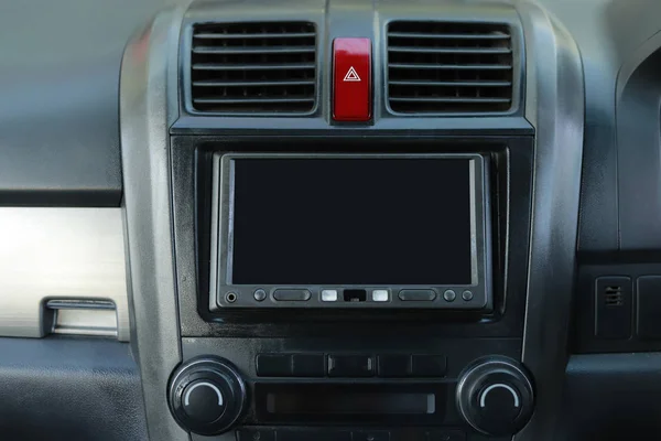 Автомобильная мультимедийная система, встроенный экран на современном автомобиле . — стоковое фото