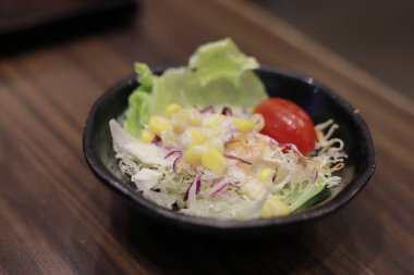 Restoranda sebze salatası var..