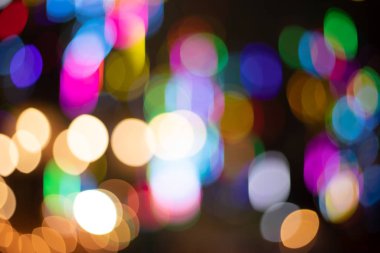 Gece şehir ışıklarının soyut görüntüsü.